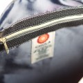 wnętrze torebki damskiej kuferek Chula z podszewką i kieszenią na zamek, czarny materiał, widoczna metka z logo