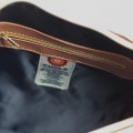 wnętrze torebki damskiej kuferek Chula z podszewką i kieszenią na zamek, brązowy materiał, widoczna metka z logo