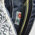 wnętrze torebki damskiej listonoszki Chula z podszewką i kieszenią na zamek, czarny materiał, widoczna metka z logo