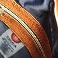 wnętrze torebki damskiej listonoszki Chula z podszewką i kieszenią na zamek, brązowy materiał, widoczna metka z logo