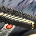 wnętrze torby podróżnej damskiej Chula z podszewką i kieszenią na zamek, czarny materiał, widoczna metka z logo