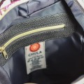 wnętrze plecaka damskiego Chula z podszewką i kieszenią na zamek, czarny materiał, metka z logo