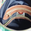 wnętrze plecaka damskiego Chula z podszewką i przegrodami, czarny materiał, detale widoczne, duża wewnętrzna kieszeń z zamkiem